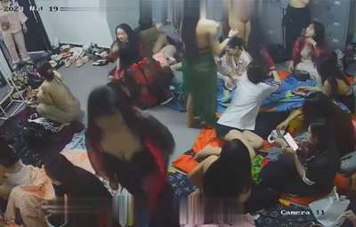 bi-mat-ben-trong-phong-thay-do-tay-vin-quan-karaoke