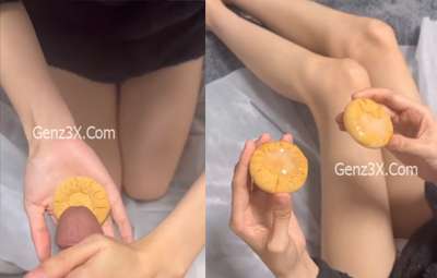 cho-em-ho-an-banh-quy-kep-tinh-trung-cua-anh-trai