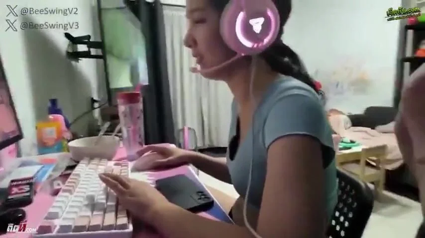 em-gai-sinh-vien-dang-on-bai-thi-anh-ho-o-sau-lung-luon-ga-du-bang-moi-cach